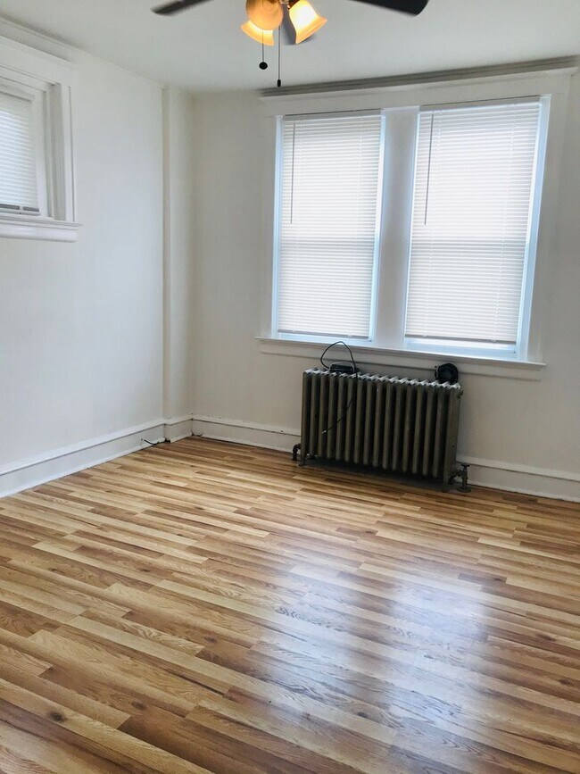 Building Photo - Gorgeous 3-Bedroom Townhome in Lawncrest! Available NOW!