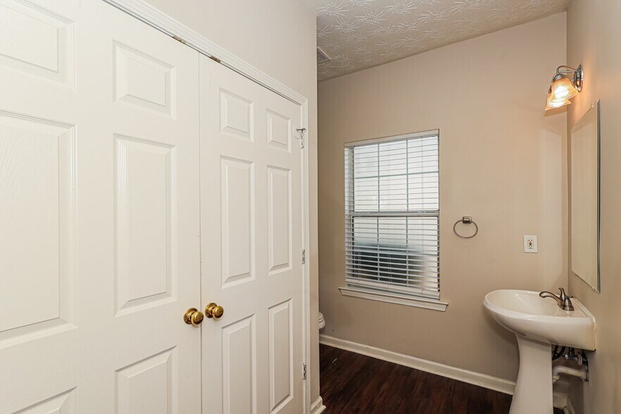 Building Photo - 4080 Robin Cir
