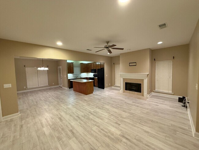 Building Photo - Chelsea Park - One Level 2 Bedroom on a Cu...