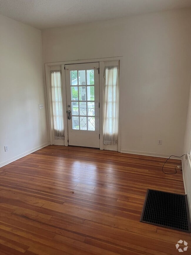 Building Photo - Nice 1 Bed 1 Bath Unit! Available Fall 2025!