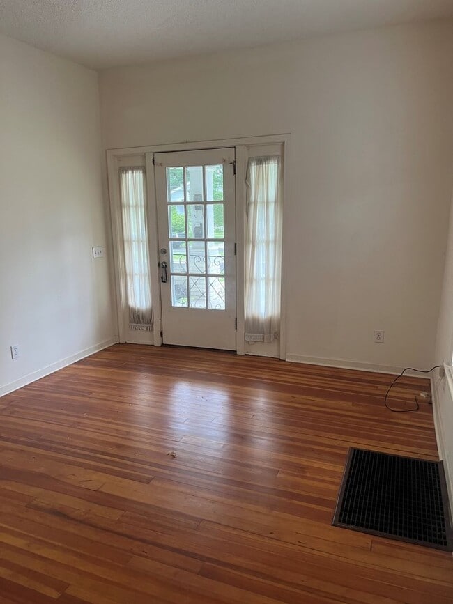 Building Photo - Nice 1 Bed 1 Bath Unit! Available Fall 2026!