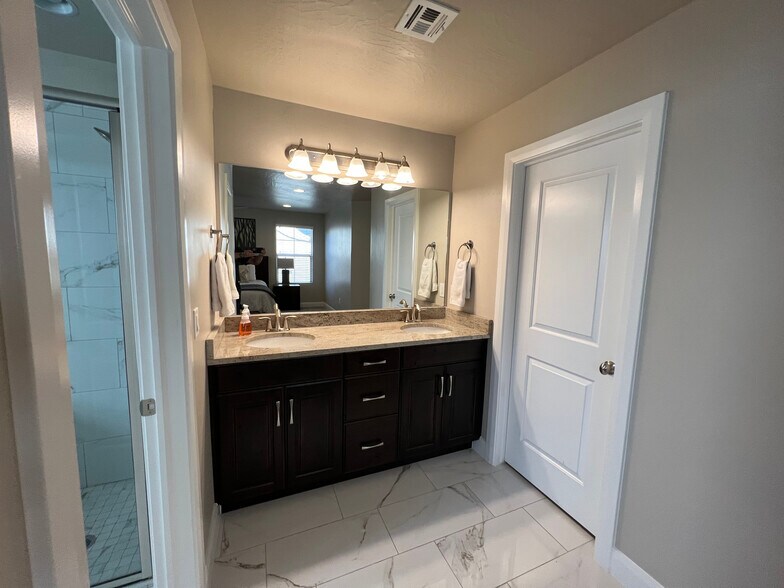 Building Photo - 1911 E Fiesta Ln