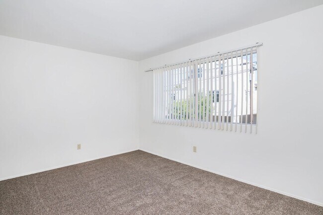 Building Photo - SPACIOUS 2BD/1.5BA APARTMENT IN THE HEART OF PACIFIC BEACH WITH PARKING! BLOCKS TO THE BEACH! ONL...