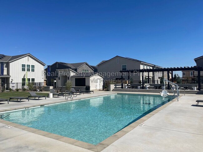 Building Photo - 2752 E Tamarind Dr