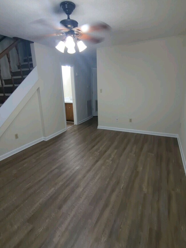 Building Photo - 1032 Brookview Dr