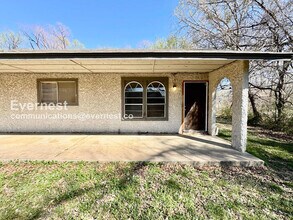 Building Photo - 2 Bed/1 Bath Townhome with Off-Street Parking / Pet-Friendly / Available Now!