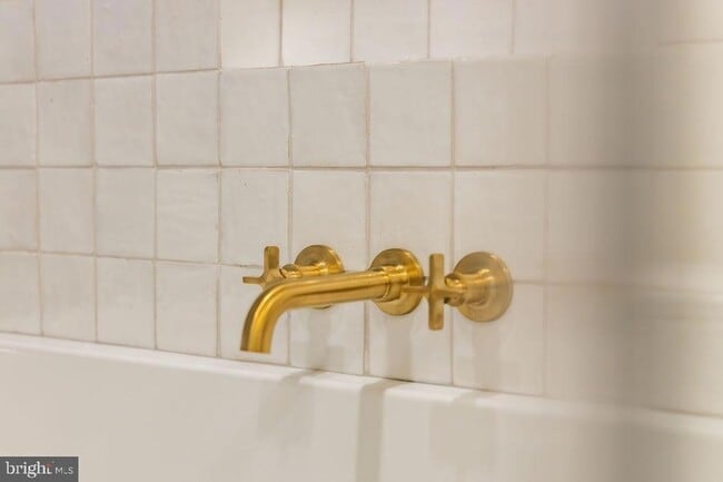 Building Photo - 2460 Ontario Rd NW