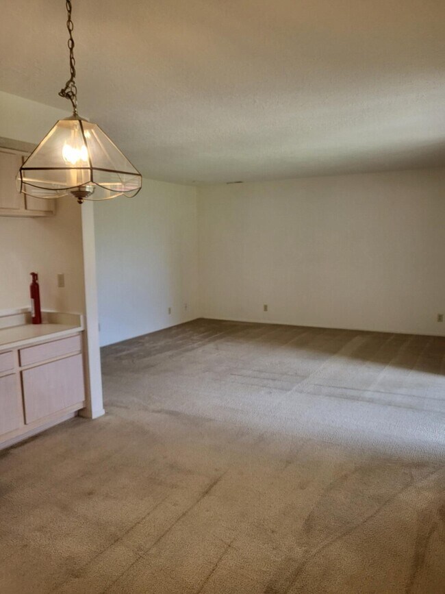Building Photo - 827 Country Club Dr SE