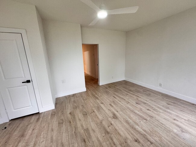 Building Photo - Freshly remodeled duplex available for rent!