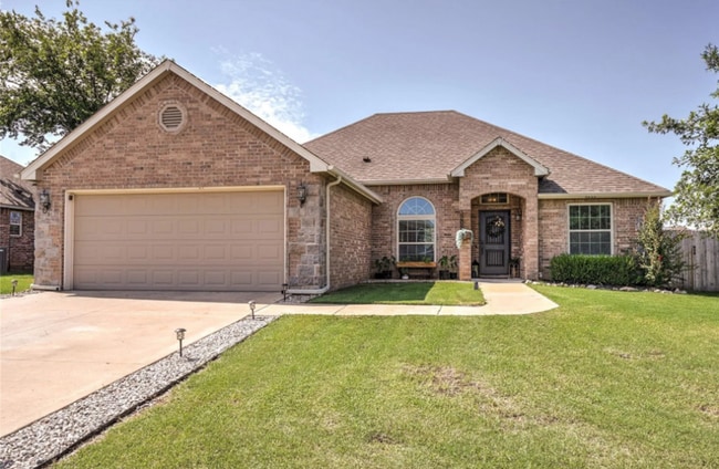 Building Photo - Prime Location! 3 bed/ 2 bath! Coming Soon!