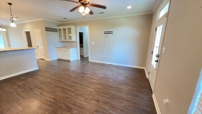 Building Photo - 3 Bedroom 2 Bath home located in coveted L...