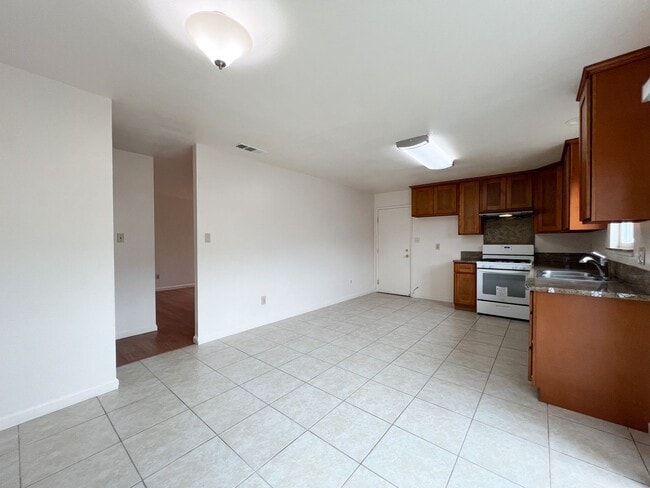 Building Photo - 4 Bedroom, 2 Bath Single Story Corner Lot Home in Rancho Cordova