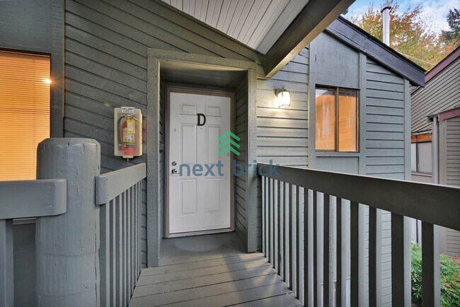 Building Photo - Beautifully Spacious Top-Floor Condo in the Heart of Juanita!