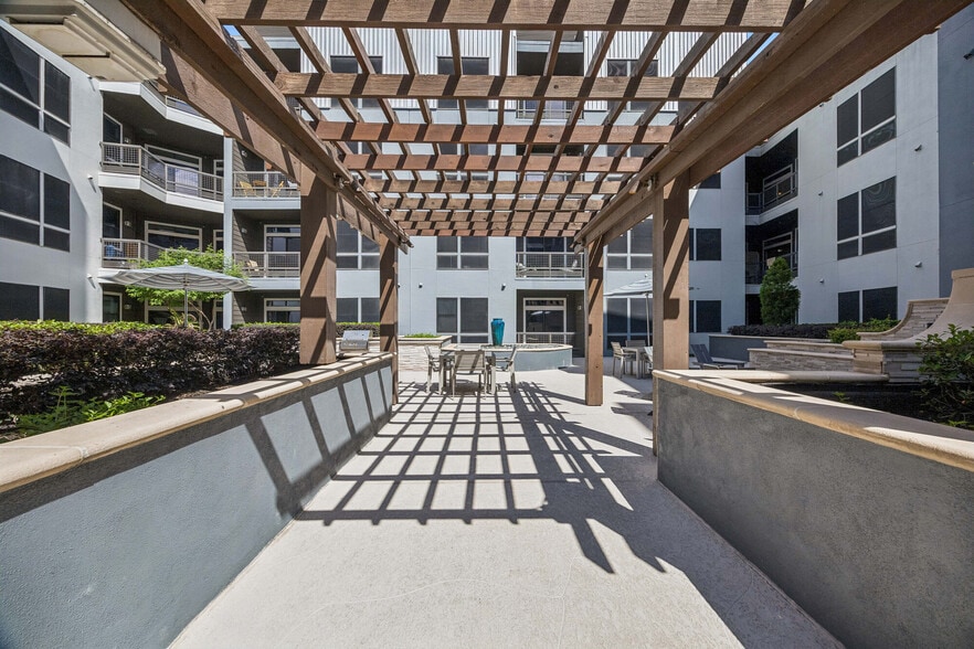 Building Photo - Aston Post Oak