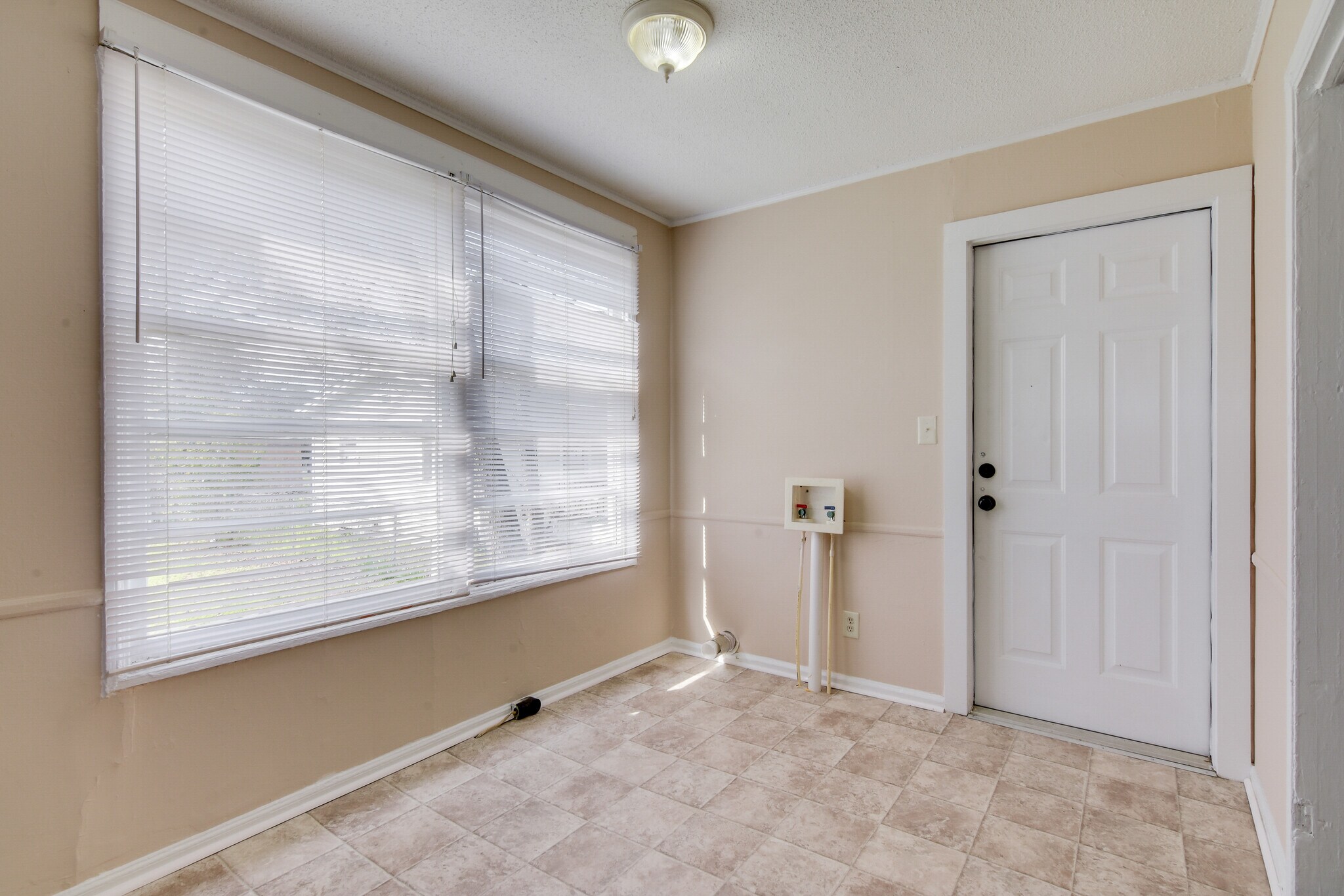 Dining area with Washer/Dryer hookup - 1730 Telfair St