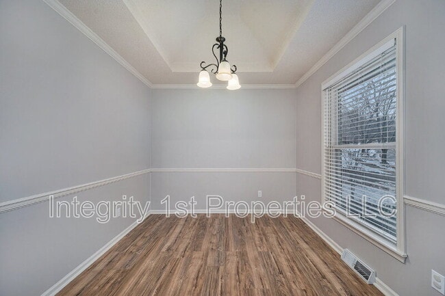 Building Photo - 6410 NW Hilldale Dr