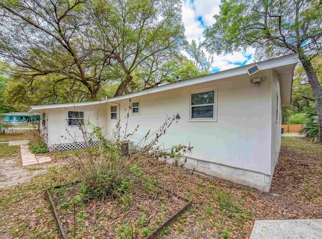 Building Photo - 1210 Carson Dr