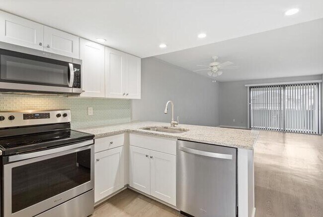 Building Photo - 1000 3rd St