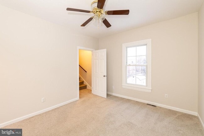 Building Photo - 724 E Locust Ave