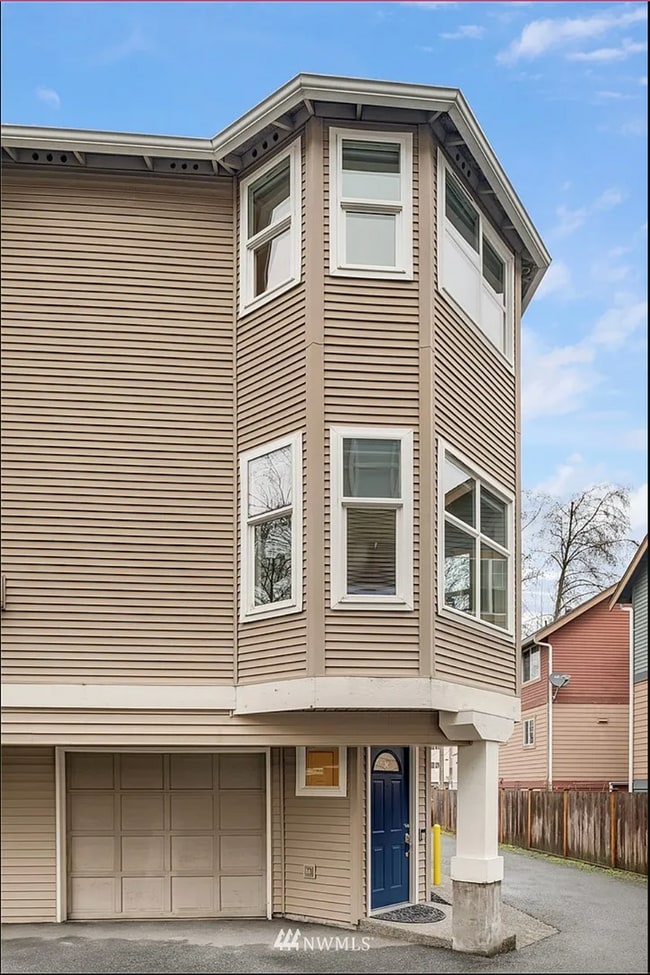 Building Photo - Greenwood Townhome 2Beds 1.5 Bath- $3,100