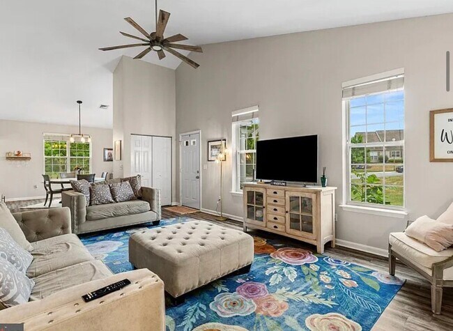 Building Photo - 640 Springhouse Ln