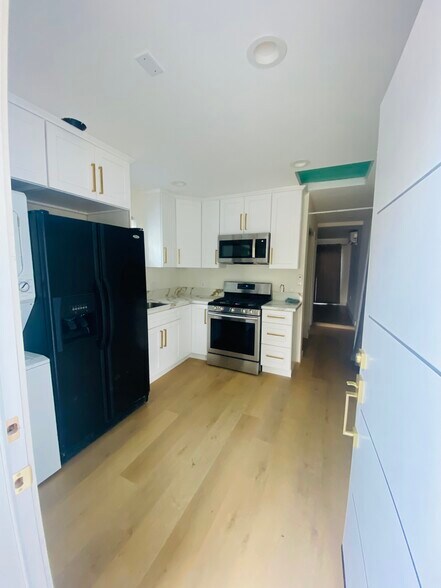 Building Photo - 7034 Yarmouth Ave