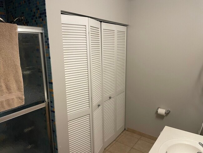 Building Photo - 1255 S State St