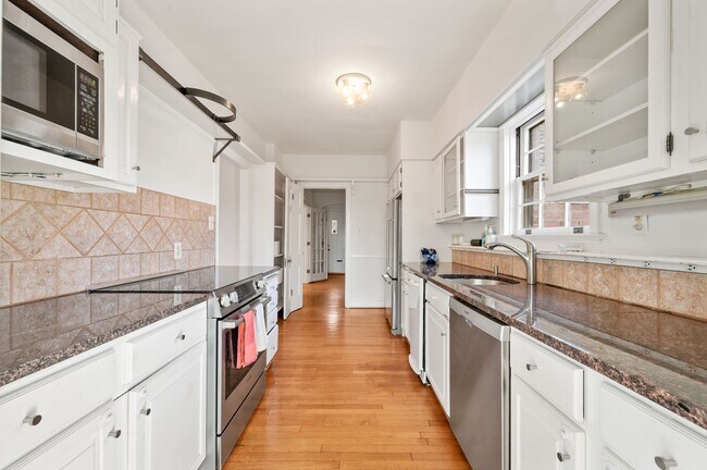 Building Photo - 5325 Chevy Chase Pky NW