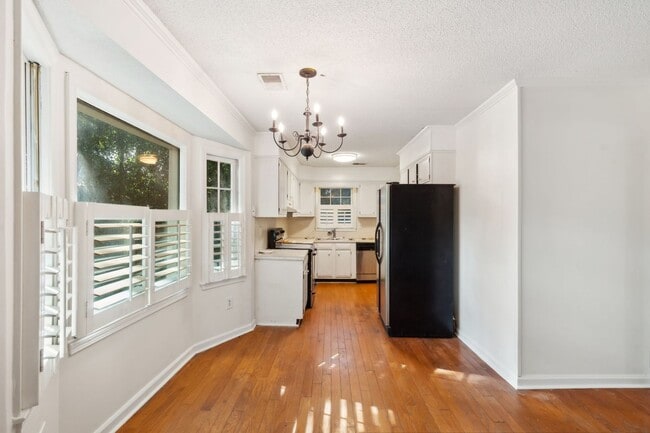 Building Photo - 3BR/2BA Home with Fireplace and Fenced Yar...
