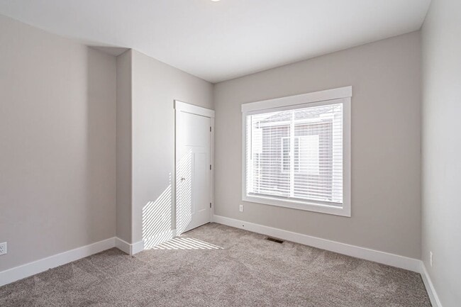 Building Photo - 654 S Saturn Ave