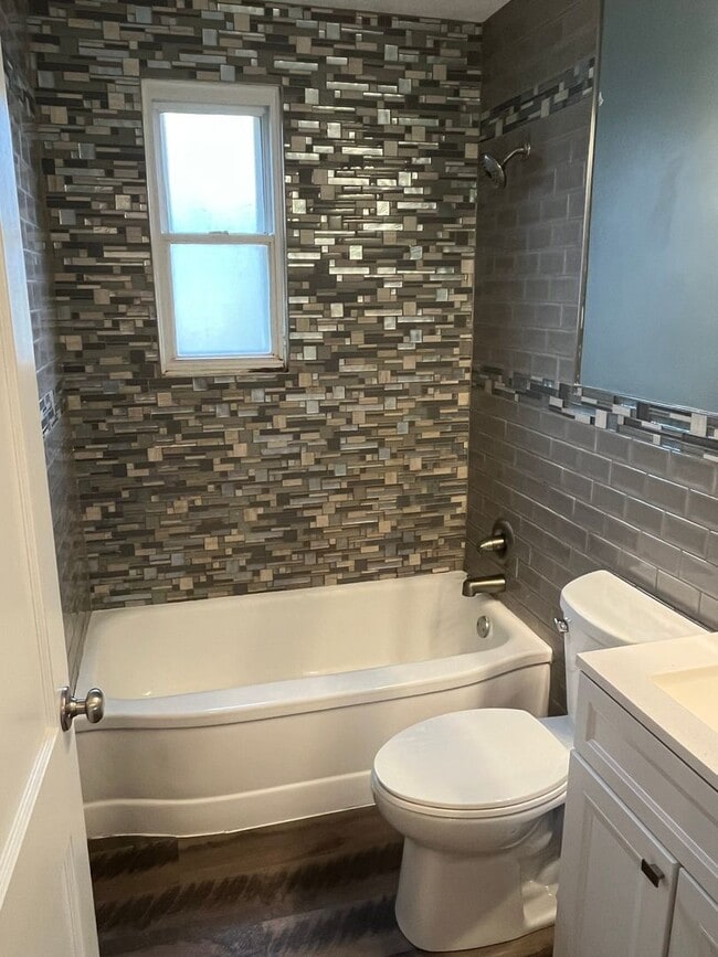 Building Photo - Molette Home in the heart of Moline.