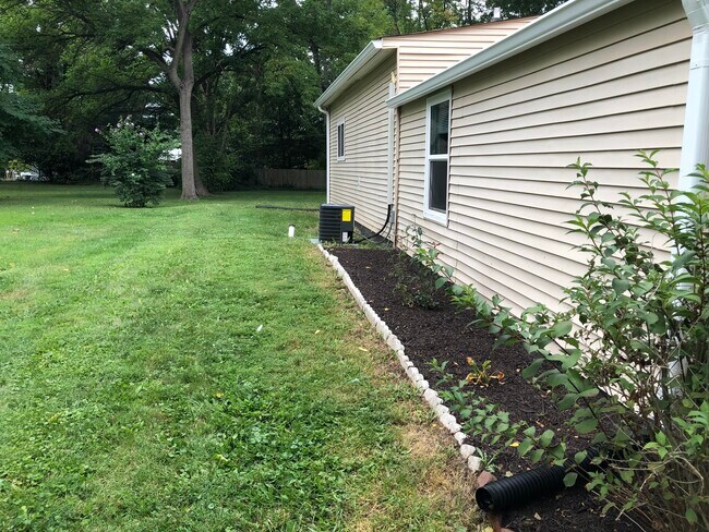 Exterior with side garden - 1050 Janet Dr