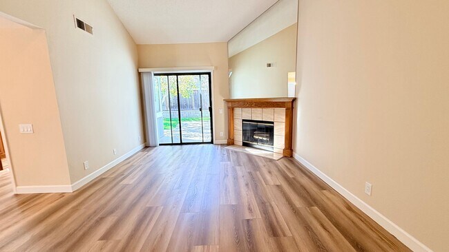 Building Photo - 1100 Sunshine Cir