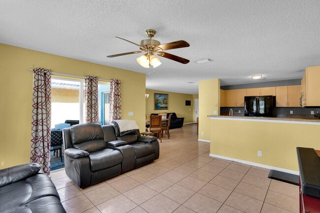 Building Photo - 3331 Commodore Ct