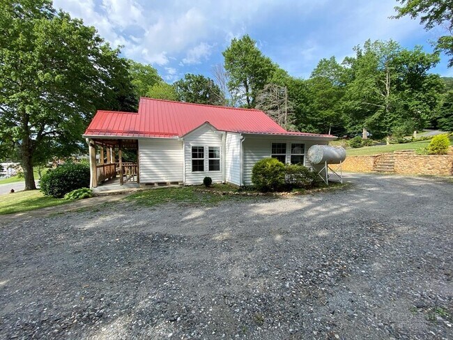 Building Photo - 807 Mt Jefferson Rd