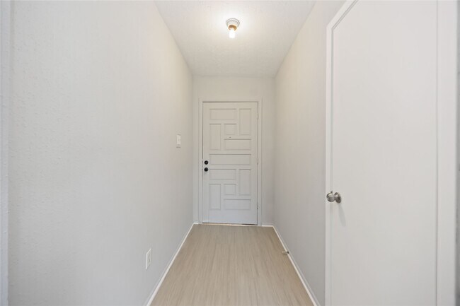 Building Photo - 2302 Green Knoll Dr