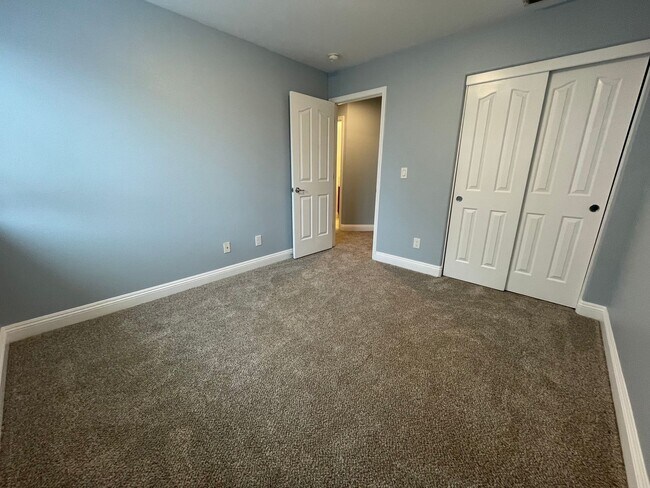 Building Photo - Freshly Updated & Move-In Ready