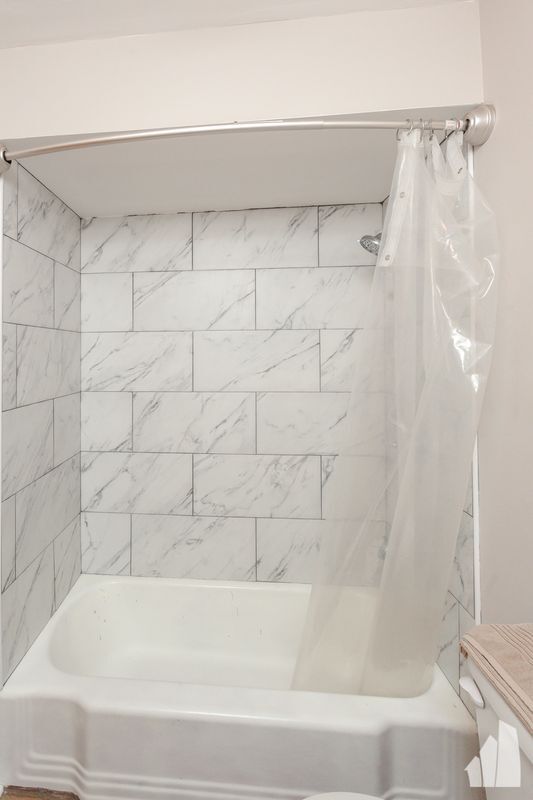 Building Photo - 6427 N Hermitage Ave