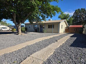 Building Photo - Sweet 3 Bedroom one and a half bathrooms L...