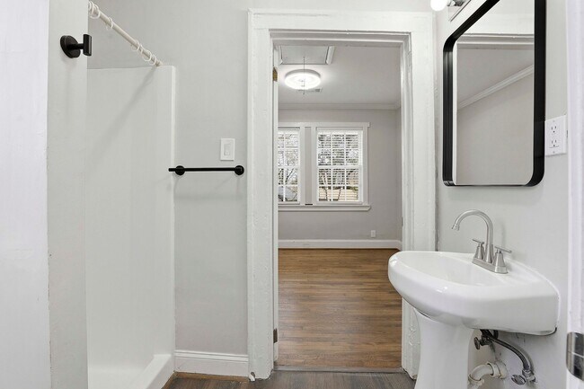 Building Photo - Updated 3BR Home with Large Yard Near Grant Park and Summerhill