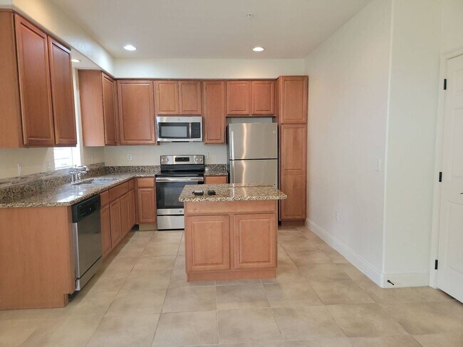 Building Photo - 4/2.5 TOWNHOME VILLA in Waterstone-Davenpo...