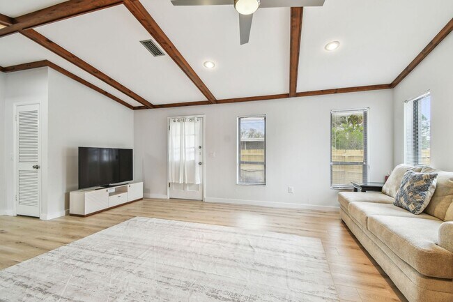Building Photo - 2 Bedroom 2bathroom with Bonus Room in St....