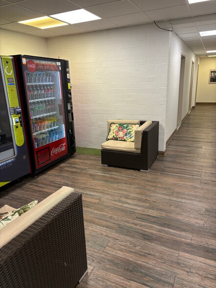 Building Photo - 2106 Kanawha Blvd E