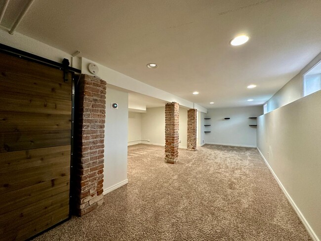 Building Photo - 3 Bedroom 2 Full Bath Renovated Single Fam...
