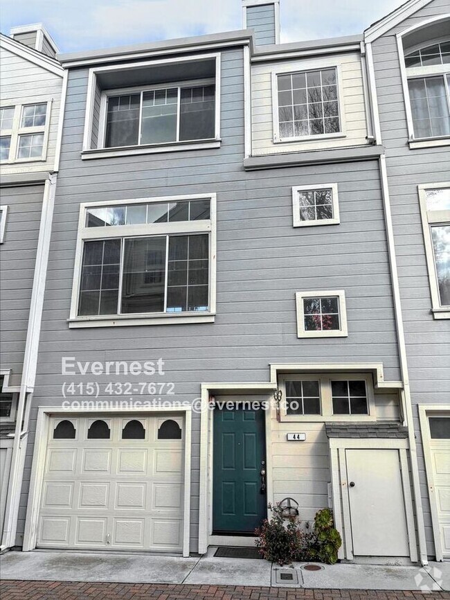 Building Photo - Lovely 2-Bedroom Townhome: Comfort and Con...