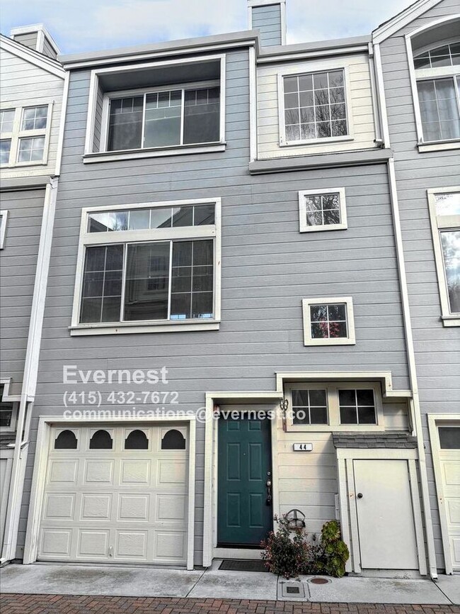 Primary Photo - Lovely 2-Bedroom Townhome: Comfort and Con...