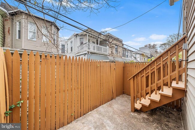 Building Photo - 426 N Holly St