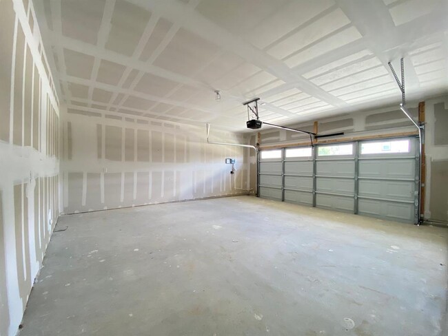 Building Photo - 404 Brody Ln