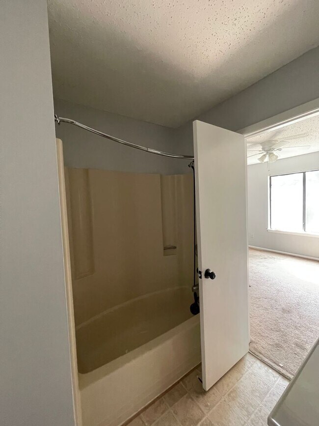 Building Photo - AWESOME TOWN HOME STEPS AWAY FROM BEACH ACCESS
