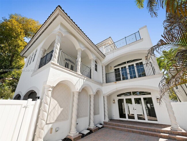 Building Photo - 827 SE 2nd Ct